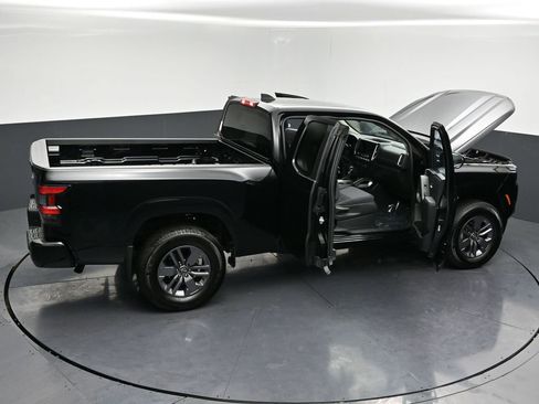 Used 2025 Nissan Frontier SV image 31