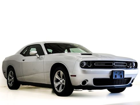 Used 2019 Dodge Challenger SXT RWD image 1