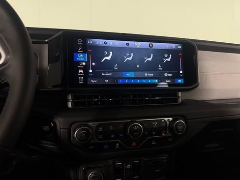 Used 2025 Jeep Wrangler Unlimited Sahara AWD/4WD image 21