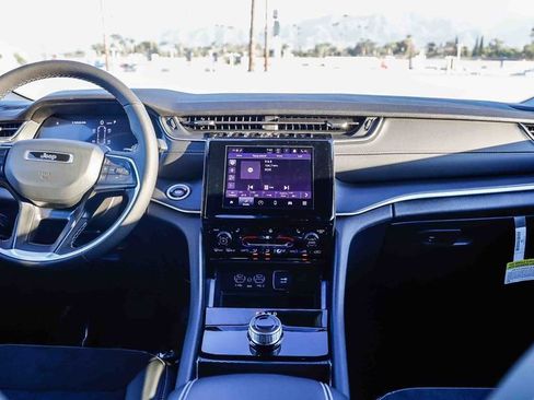 New 2025 Jeep Grand Cherokee L Laredo image 13