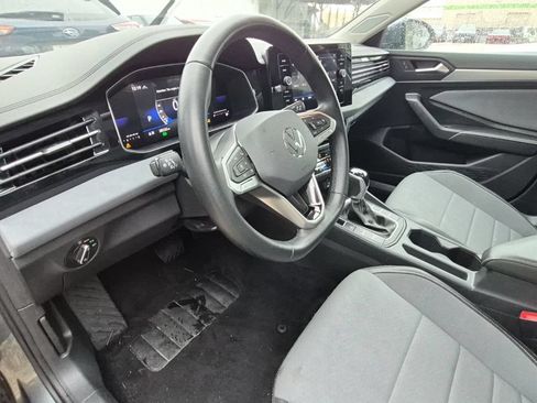 Used 2025 Volkswagen Jetta SE FWD image 7