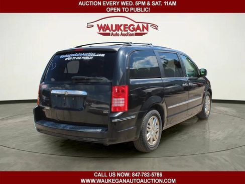 Used 2008 Chrysler Town & Country Limited w/ Entertainment Group #3 FWD image 3