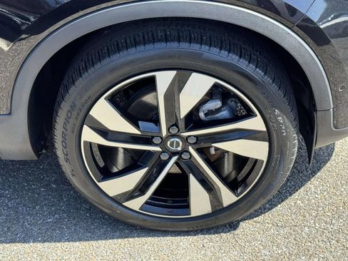 Used 2024 Volvo XC40 B5 Plus w/ Protection Package Premier AWD/4WD image 6