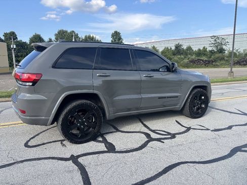 Used 2019 Jeep Grand Cherokee Altitude AWD/4WD image 4
