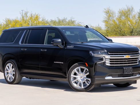 Used 2024 Chevrolet Suburban High Country AWD/4WD image 3
