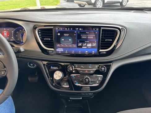Used 2023 Chrysler Pacifica Touring FWD image 25