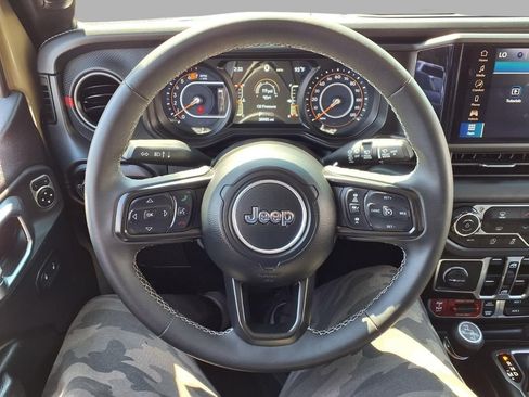 Used 2025 Jeep Wrangler Unlimited Rubicon AWD/4WD image 15