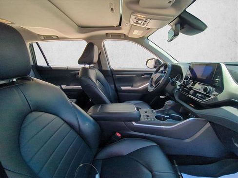 Used 2023 Toyota Highlander XLE FWD image 22