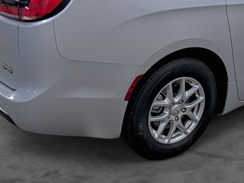 New 2026 Chrysler Pacifica Select image 12