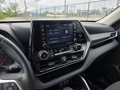 Used 2022 Toyota Highlander LE image 26