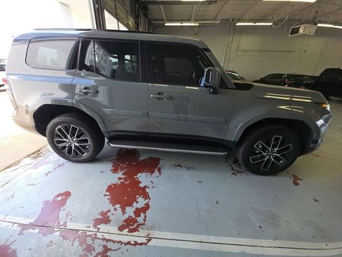 Used 2025 Lexus GX 550 w/ Accessory Package (2T) image 4