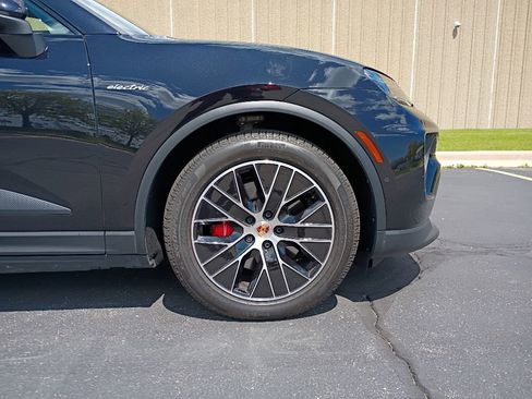 Certified 2025 Porsche Macan 4S Electric AWD/4WD image 7