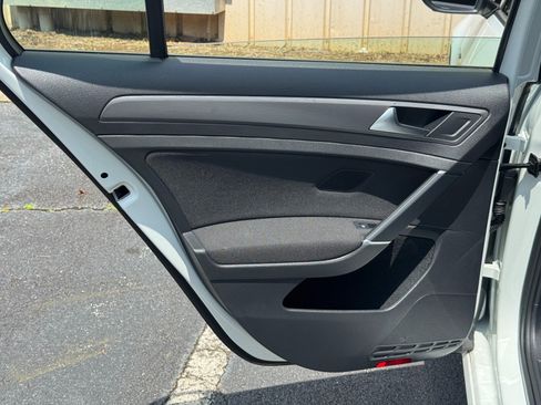 Used 2019 Volkswagen e-Golf SE w/ Driver Assistance Package FWD image 37