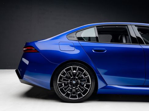 Used 2025 BMW M5 w/ Carbon Package image 39