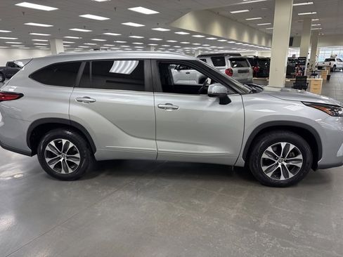 Certified 2023 Toyota Highlander XLE image 8