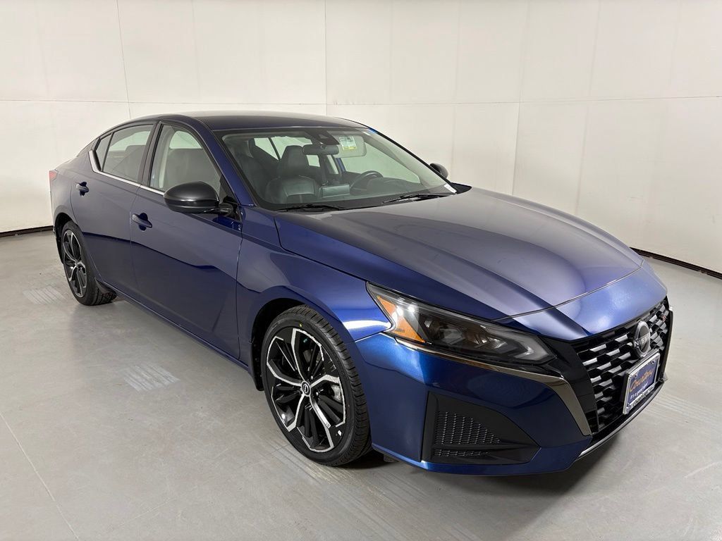 Used 2024 Nissan Altima 2.5 SR FWD image 2