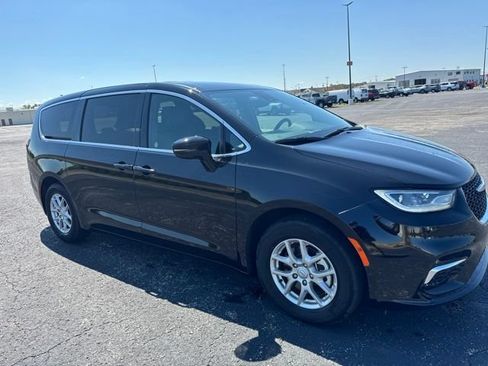 Used 2025 Chrysler Pacifica Select FWD image 3