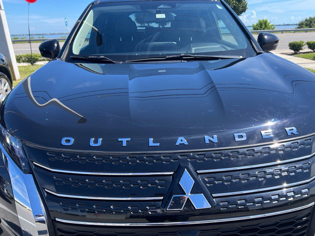 Used 2023 Mitsubishi Outlander SE FWD image 1