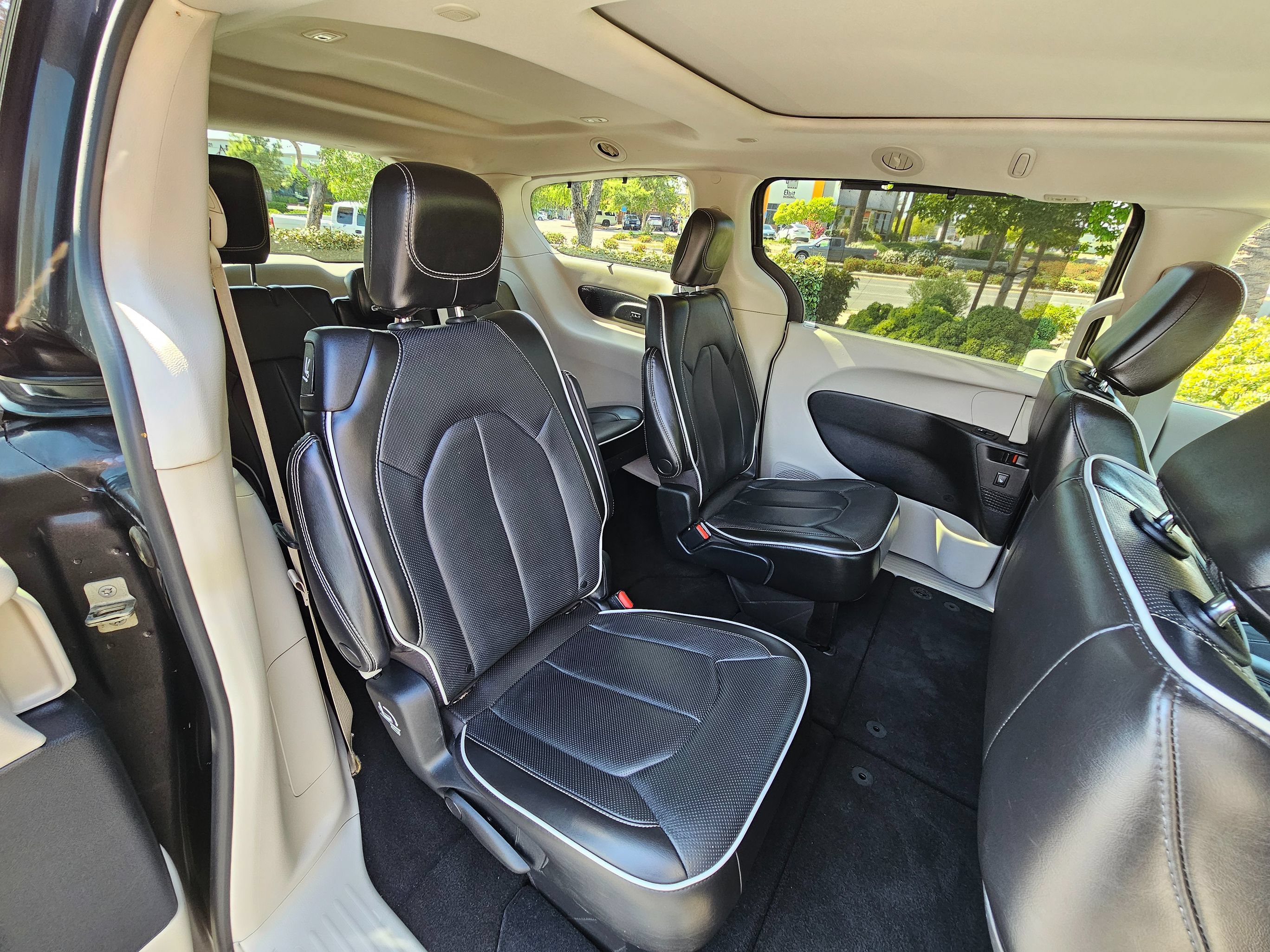 Used 2022 Chrysler Pacifica Limited FWD image 30