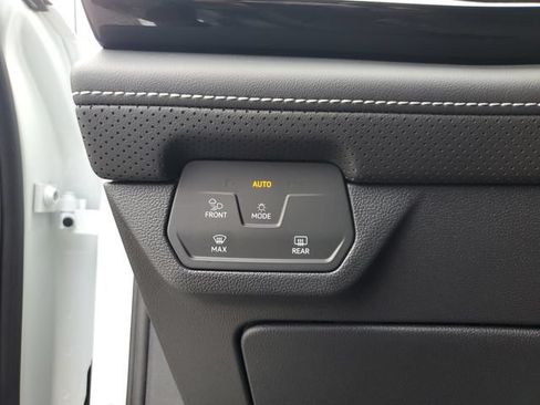 Used 2025 Volkswagen Atlas Cross Sport SE w/ Panoramic Sunroof Package FWD image 35