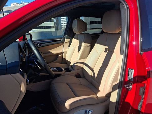 Used 2025 Porsche Macan image 5