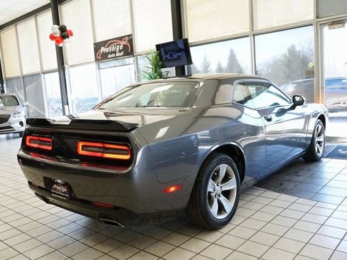Used 2016 Dodge Challenger SXT image 5