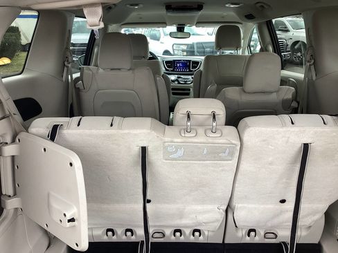 Used 2018 Chrysler Pacifica Touring Plus image 32