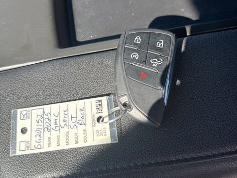 Used 2025 GMC Sierra 1500 SLT AWD/4WD image 23