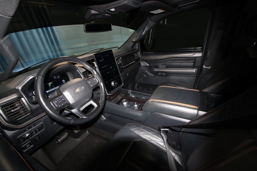 Used 2022 Ford Expedition Platinum AWD/4WD image 2