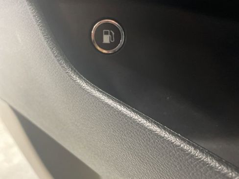 Used 2023 Chrysler Pacifica Touring-L w/ Uconnect Theater Family Group image 26