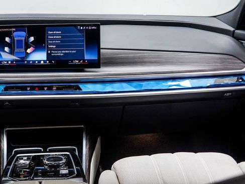 Used 2023 BMW 760i xDrive w/ Executive Package AWD/4WD image 21