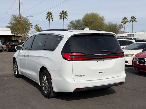 Used 2021 Chrysler Pacifica Touring FWD image 6
