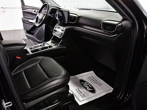 Used 2022 Ford Explorer XLT w/ Equipment Group 202A image 30