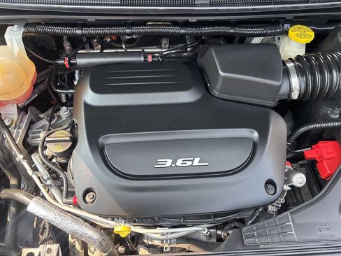 Used 2017 Chrysler Pacifica Touring-L FWD image 32