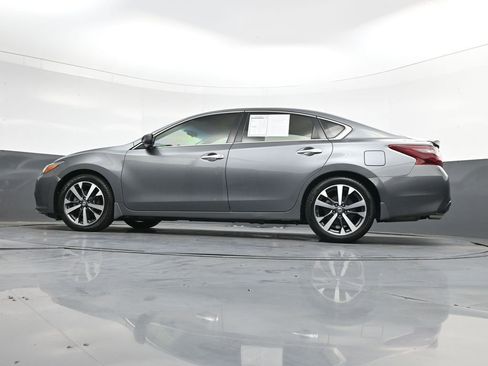 Used 2017 Nissan Altima 2.5 SR FWD image 40