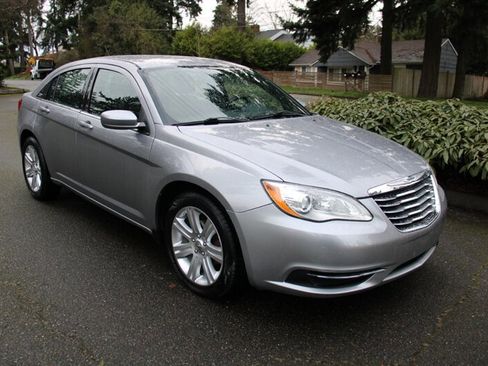 Used 2013 Chrysler 200 Touring image 2