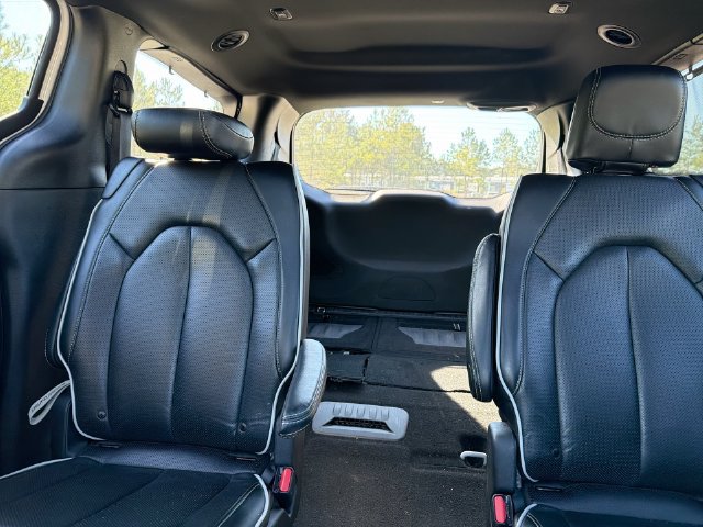 Used 2025 Chrysler Pacifica Limited FWD image 24