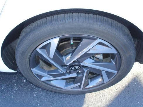 Used 2024 Hyundai Elantra Limited image 8