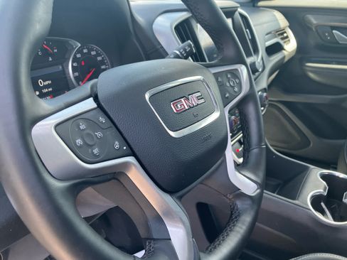 Used 2024 GMC Terrain SLT w/ Tech Package FWD image 9