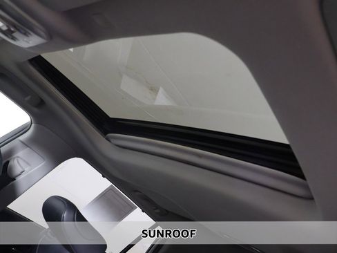 Used 2020 Toyota Highlander XLE image 3