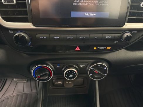 Used 2022 Hyundai Venue SE FWD image 3