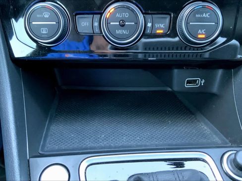 Used 2019 Volkswagen Jetta SEL w/ Cold Weather Package image 32