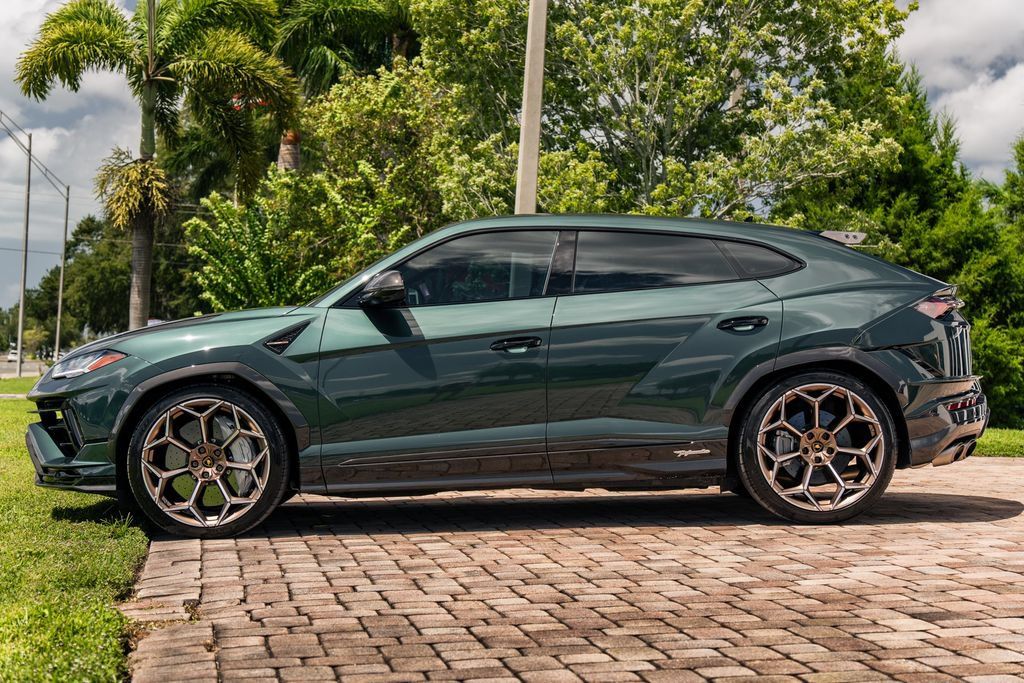 Used 2024 Lamborghini Urus Performante AWD/4WD image 2