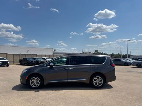Used 2023 Chrysler Pacifica Limited FWD image 13