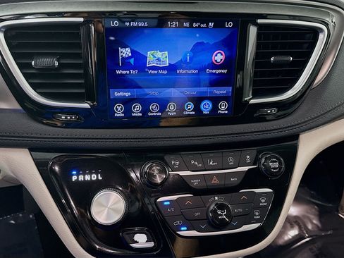 Used 2017 Chrysler Pacifica Limited w/ UConnect Theater Package FWD image 18