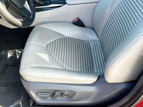 Used 2018 Toyota Camry SE image 19