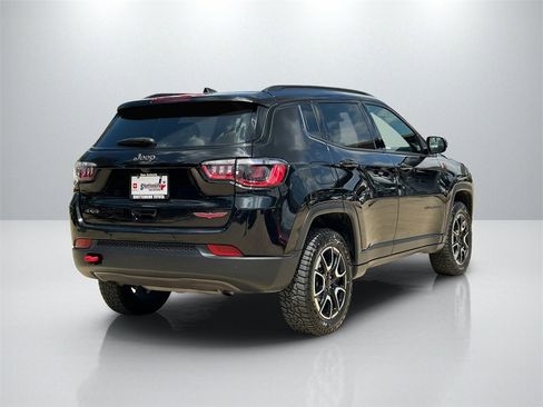 Used 2024 Jeep Compass Trailhawk image 5