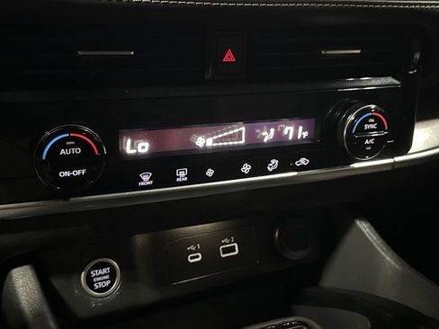 Used 2021 Nissan Rogue SV image 16