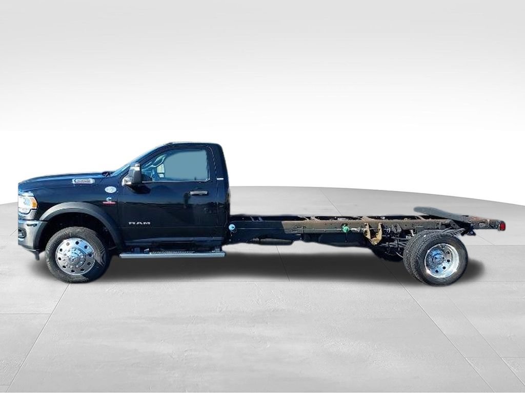New 2024 RAM 5500 4x4 Regular Cab image 3
