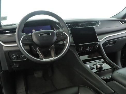 Used 2024 Jeep Grand Cherokee Limited w/ Black Appearance Package AWD/4WD image 2